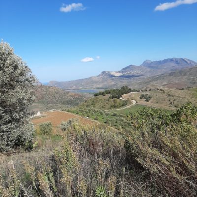 ganz weit hinten sieht man den Lago Rosamarina (Trinkwasserreservoir von Palermo)